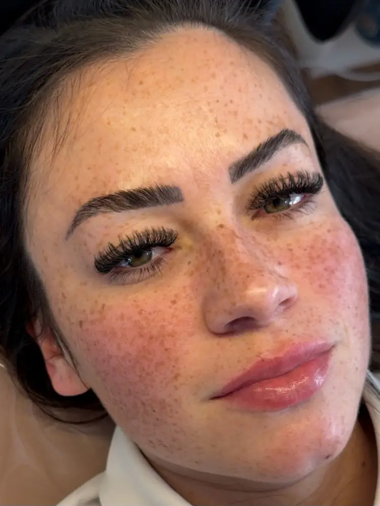 Olhos com extensão de cílios Boneca Natural e sobrancelhas desenhadas