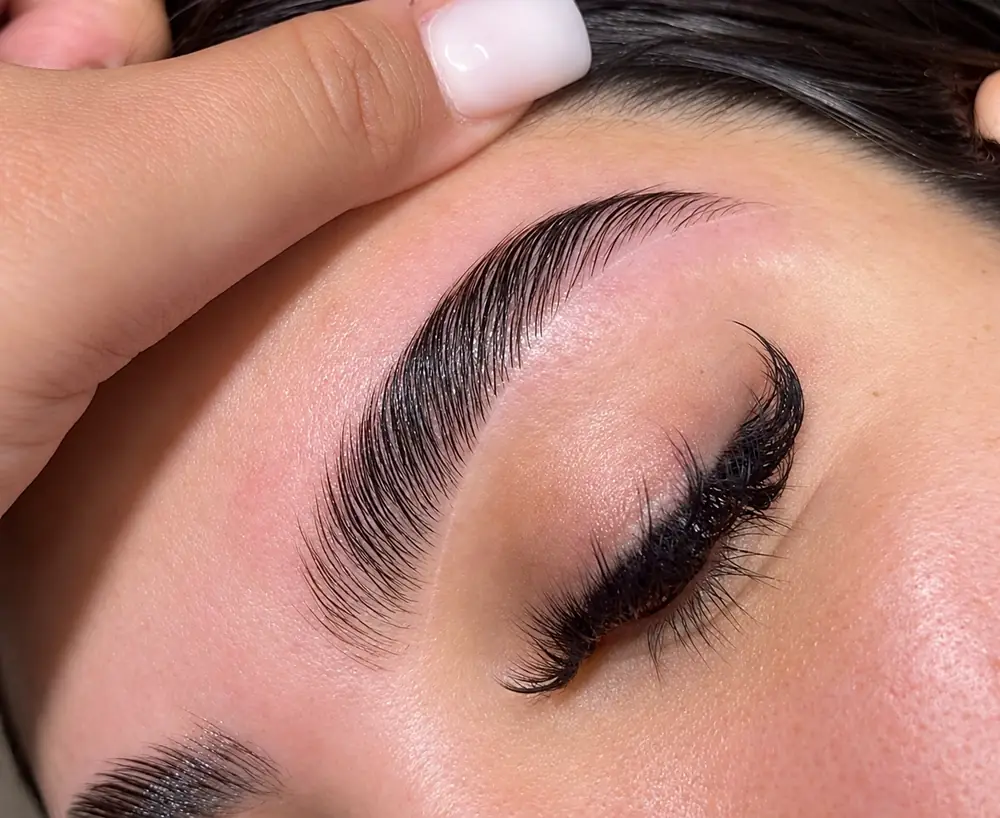 Brow Lamination com fios alinhados para cima